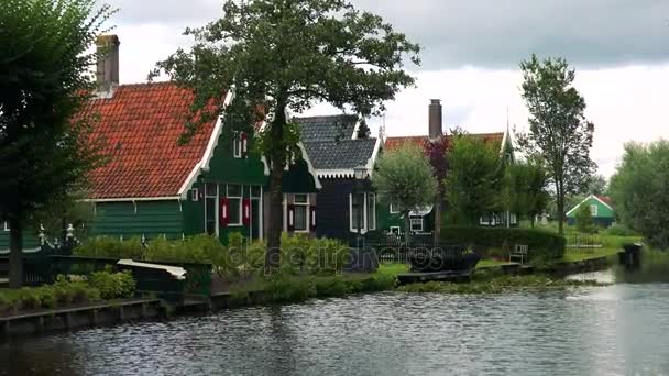 Σπίτια από ένα ποτάμι σε αγροτική περιοχή — Αρχείο Βίντεο