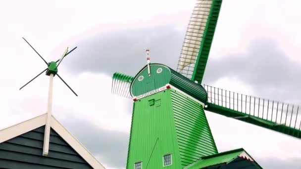 Windmolen en de bovenkant van een huis van onderen — Stockvideo