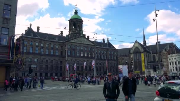 Les gens sur la place de la ville — Video