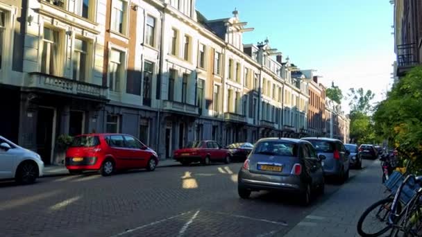 Traditionellt ser byggnader på gatan — Stockvideo