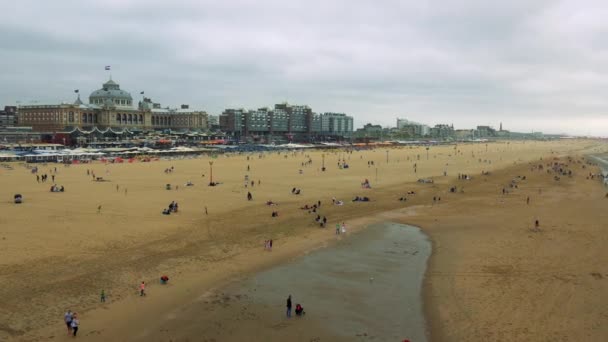 Ludzi na plaży w pochmurny dzień — Wideo stockowe