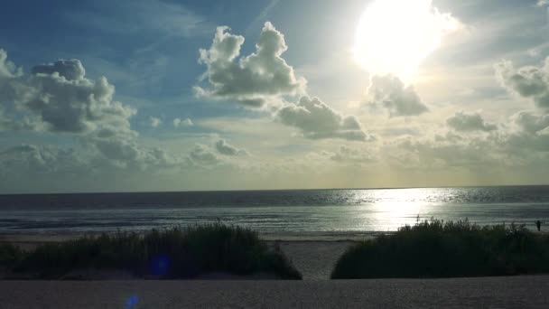 Закат над морем с берега — стоковое видео