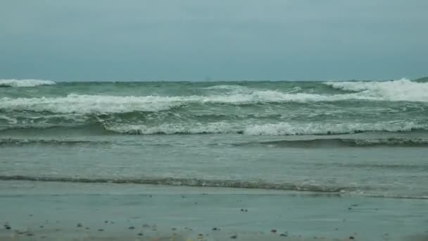 Powierzchni morza w pochmurny dzień — Wideo stockowe