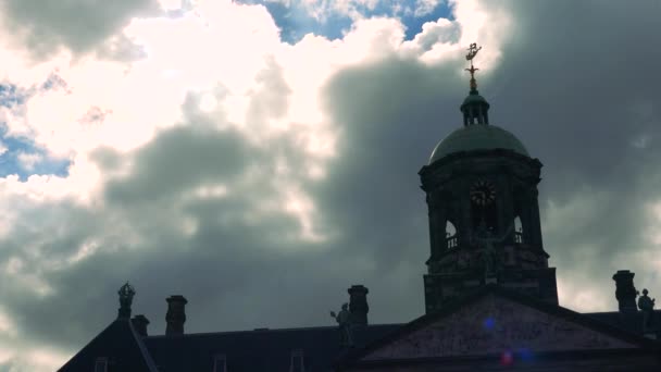 Kostel s oblačnou oblohou — Stock video