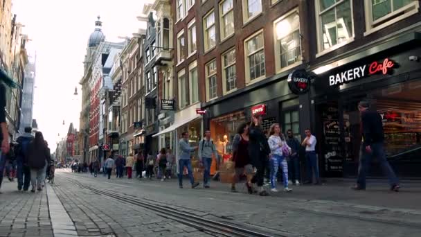 Mensen lopen in drukke straat — Stockvideo