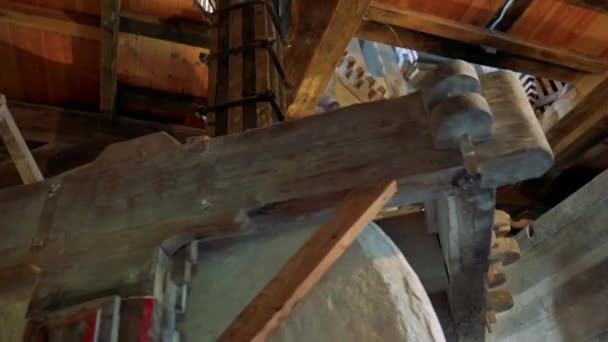 mécanisme qui broie le blé en farine dans un moulin 