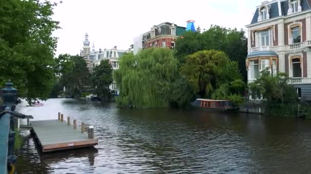 Łódź jest zaparkowany w pobliżu house — Wideo stockowe