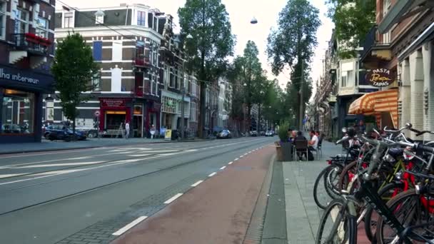 Bicicletas y coches que conducen por carretera — Vídeos de Stock