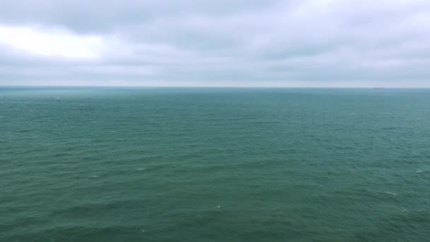 Una superficie turbulenta del mar en un día nublado — Vídeo de stock