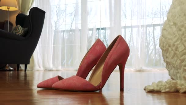 Yüksek topuk ayakkabı bir ahşap zemin üzerinde — Stok video