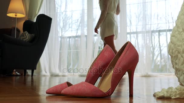 Hoge hak schoenen op een houten vloer — Stockvideo