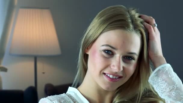 Mulher ajusta o cabelo na frente de um espelho — Vídeo de Stock