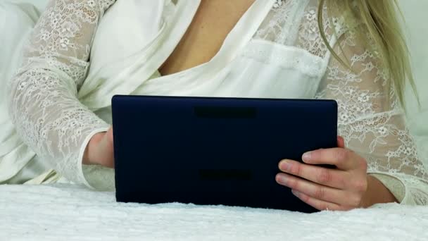 一个女人在床上，在智能手机上的作品 — 图库视频影像