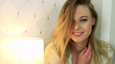 kadın doğru bir duvara eğilir