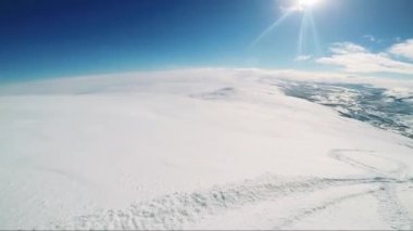 Arkadaş grubu dağdan aşağı Kayak adam kayakçı