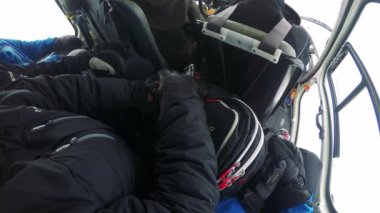 Erkekler kayakçı sinekler helikopterde kışın