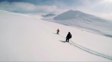 Arkadaş grubu dağdan aşağı Kayak adam kayakçı