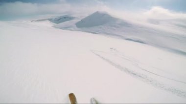 Adam kayakçı dağdan aşağı Kayak 