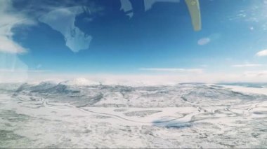 Ormanlar ve dağlar ile İsveç'te kış manzarası 