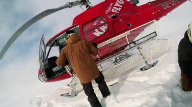 Adam kayakçı panoları helikopter dağ
