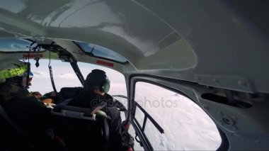 Adam kayakçı sinekler helikopterde bir yolcu gibi