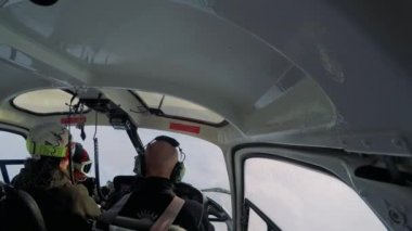 Adam kayakçı sinekler helikopterde bir yolcu gibi