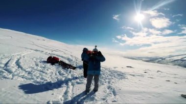 Adam kayakçı bir fotoğraf arkadaşları dağda alır