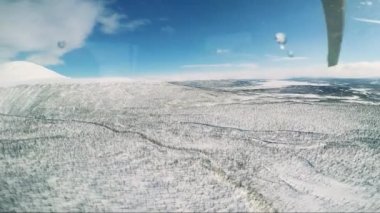 Ormanlar ve dağlar ile İsveç'te kış manzarası 