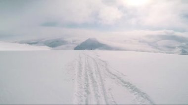 Arkadaş grubu dağdan aşağı Kayak adam kayakçı
