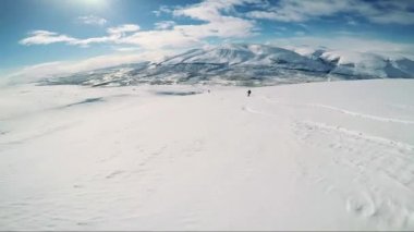 Arkadaş grubu dağdan aşağı Kayak adam kayakçı