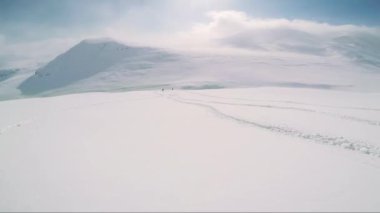 Adam kayakçı dağdan aşağı Kayak