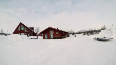 Adam küçük köyde Karmobil götürmek