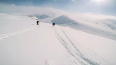 Arkadaş grubu dağdan aşağı Kayak adam kayakçı