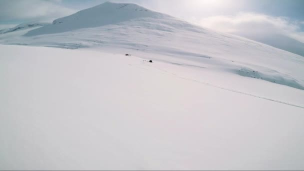 Muž lyžař lyžování dolů hory s přáteli — Stock video