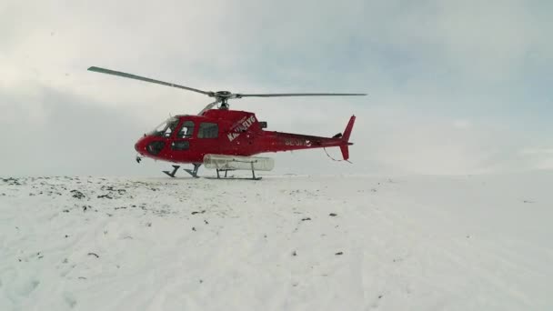 Helicóptero en la cima de la montaña — Vídeos de Stock