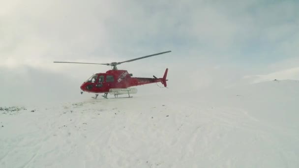 Helicóptero no topo da montanha decola do chão — Vídeo de Stock