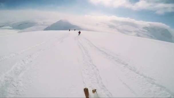 男子滑雪滑雪下山与朋友 — 图库视频影像