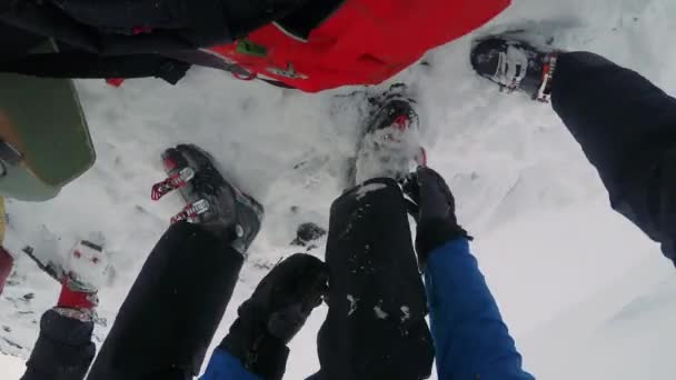 Narciarz człowiek dostaje gotowy do jazdy na nartach — Wideo stockowe