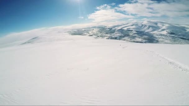 Skifahrer fährt Berg hinunter — Stockvideo