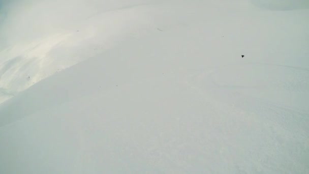 Az ember hátul lesikló síelőnek le hegyről a barátokkal — Stock videók