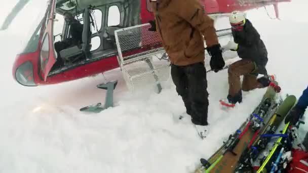 Homme planches de skieur hélicoptère sur la montagne — Video