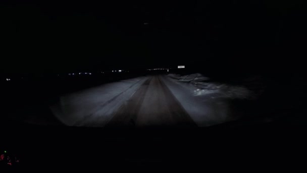 男の冬の道路上の夜に車で旅します。 — ストック動画