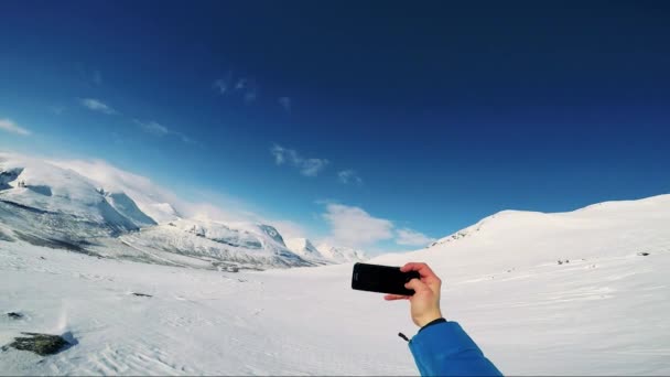 Muž lyžař vezme selfie fotografie ze sebe — Stock video