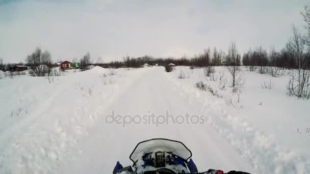 El hombre conduce la moto de nieve en la montaña — Vídeo de stock