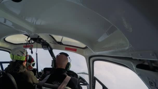 Mannen skidåkare flyger i helikoptern som passagerare — Stockvideo