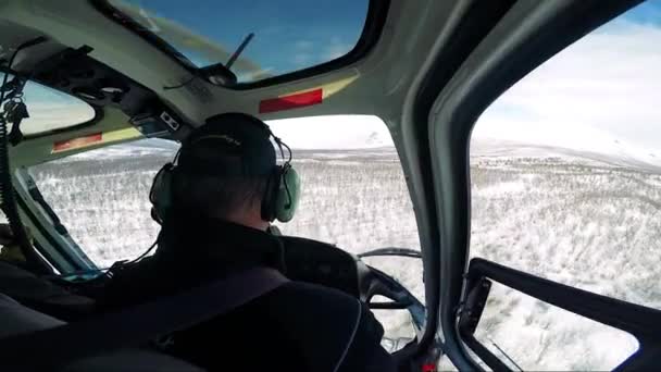 Homem pilota um helicóptero na paisagem de inverno — Vídeo de Stock