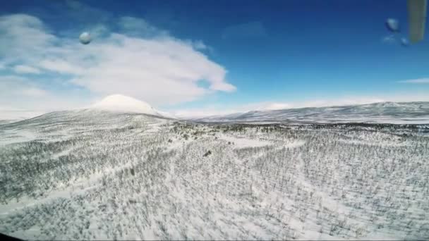 Zimní krajina ve Švédsku s lesy a hory — Stock video