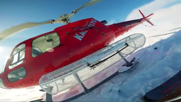 Вертолет на вершине горы взлетает с земли — стоковое видео