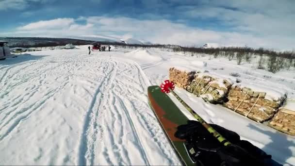 Skifahrer läuft mit Skiern zum Hubschrauber — Stockvideo