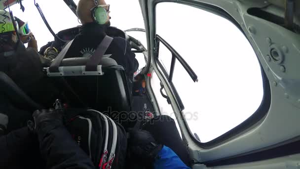 Hombre skier vuela en helicóptero en invierno — Vídeos de Stock